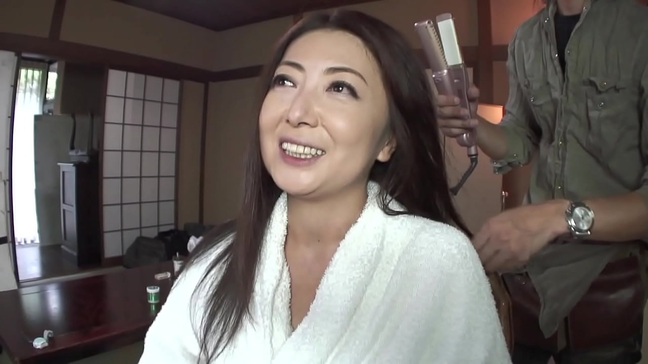 4P生ハメで潮吹きしまくり中出しさせる垂れ乳熟女